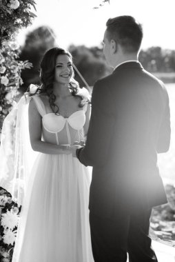 Nehrin yakınındaki yüksek bir rıhtımda davetlilerle düğün töreni.