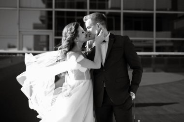 Gelin ve damat ilk kez cam bir gökdelenin çatısında buluşuyorlar.