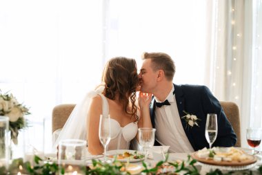 Yeni evlilerin portresi düğün şöleninde başkanlık makamında.