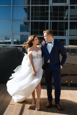 Gelin ve damat ilk kez cam bir gökdelenin çatısında buluşuyorlar.