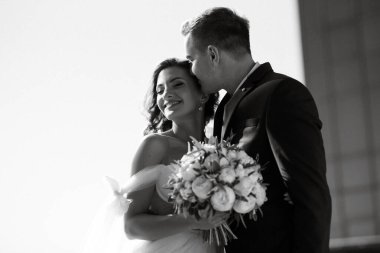 Gelin ve damat ilk kez cam bir gökdelenin çatısında buluşuyorlar.