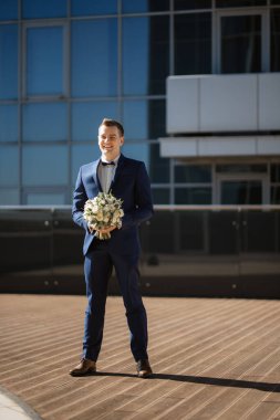 Gelin ve damat ilk kez cam bir gökdelenin çatısında buluşuyorlar.