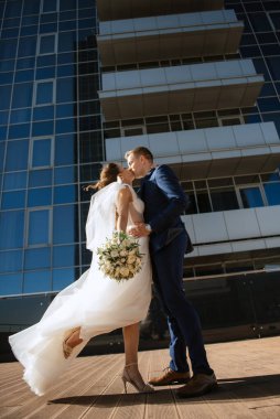 Gelin ve damat ilk kez cam bir gökdelenin çatısında buluşuyorlar.