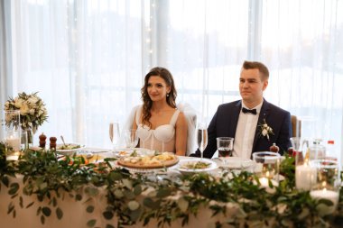 Yeni evlilerin portresi düğün şöleninde başkanlık makamında.