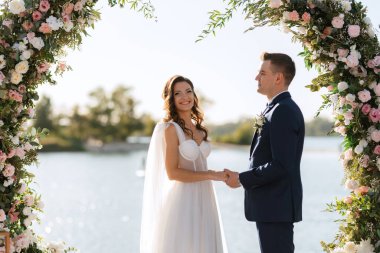 Nehrin yakınındaki yüksek bir rıhtımda davetlilerle düğün töreni.