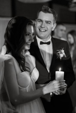 Düğün ateşini ailelerden çocuklara mum yakarak verme töreni.