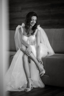 morning of the bride with the creation of the image of makeup and the creation of hairstyles