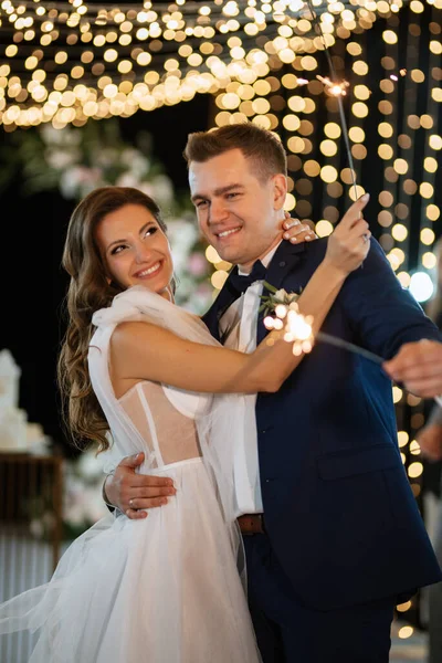 Newlyweds Wedding Corridor Sparklers — Zdjęcie stockowe