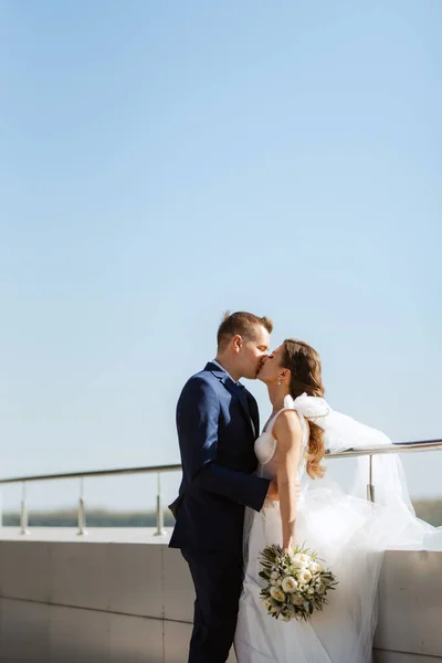 Bride Groom First Meeting Roof Glass Skyscraper — Stock Photo, Image