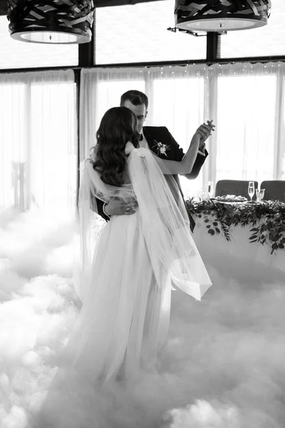 First Dance Bride Groom Restaurant Heavy Smoke — Stockfoto