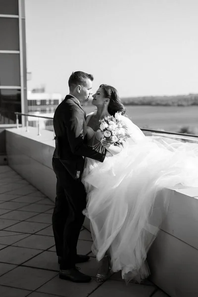 新郎新娘第一次见面是在玻璃摩天大楼的屋顶上 — 图库照片