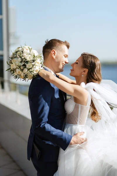 Bride Groom First Meeting Roof Glass Skyscraper — Stock Photo, Image