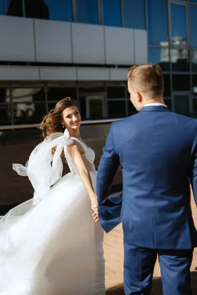 Bruid Bruidegom Eerste Ontmoeting Het Dak Van Een Glazen Wolkenkrabber — Stockfoto