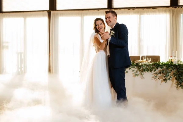 First Dance Bride Groom Restaurant Heavy Smoke — Stok fotoğraf