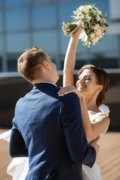Brautpaar Trifft Sich Zum Ersten Mal Auf Dem Dach Eines — Stockfoto
