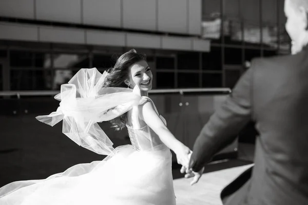 Bruid Bruidegom Eerste Ontmoeting Het Dak Van Een Glazen Wolkenkrabber — Stockfoto