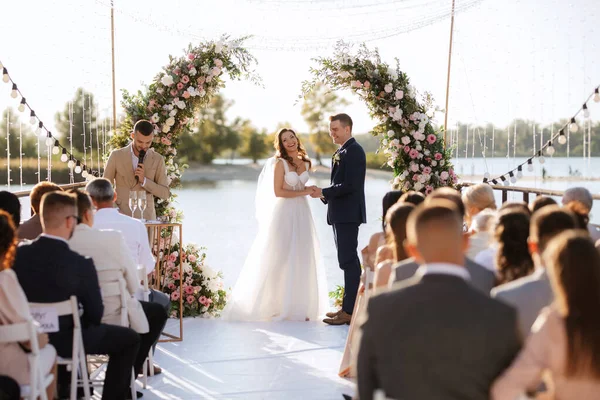 Nehrin Yakınındaki Yüksek Bir Rıhtımda Davetlilerle Düğün Töreni — Stok fotoğraf