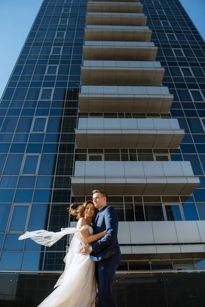 Menyasszony Vőlegény Első Találkozó Tetőn Egy Üveg Felhőkarcoló — Stock Fotó