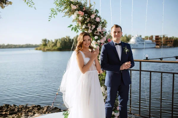 Wedding Ceremony High Pier River Invited Guests — Fotografia de Stock