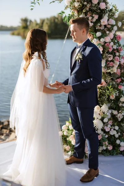 Wedding Ceremony High Pier River Invited Guests — Fotografia de Stock