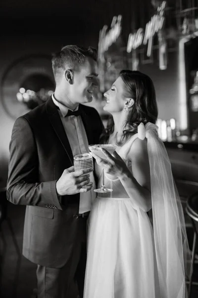 Brud Och Brudgum Inne Cocktailbar Ljus Atmosfär Med Ett Glas — Stockfoto