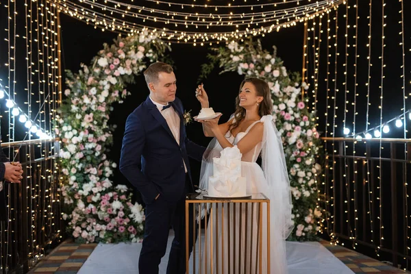 Newlyweds Happily Cut Laugh Taste Wedding Cake —  Fotos de Stock