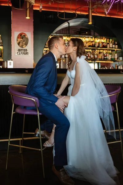 Mariés Dans Bar Cocktails Dans Une Atmosphère Lumineuse Avec Verre — Photo
