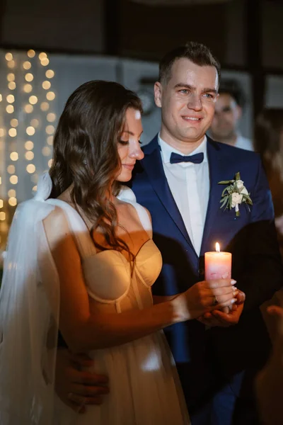 촛불을 부모로부터 아이들에게 결혼식 전달하는 — 스톡 사진