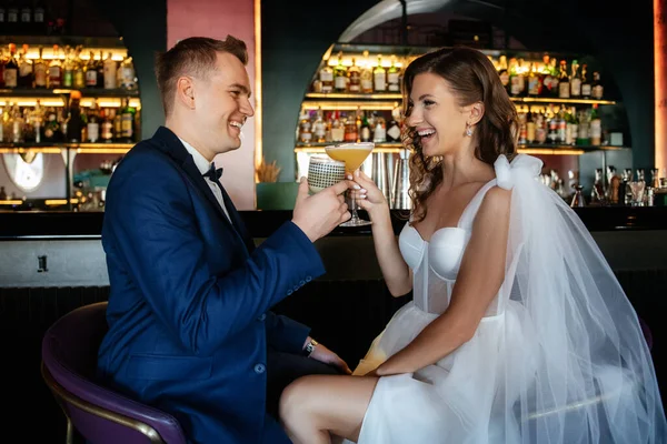 Brud Och Brudgum Inne Cocktailbar Ljus Atmosfär Med Ett Glas — Stockfoto