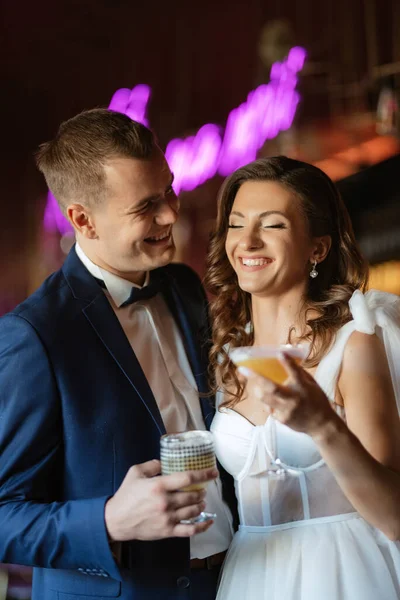 Bride Groom Cocktail Bar Bright Atmosphere Glass Drink — Stock Photo, Image