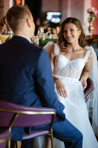 新娘和新郎在一个鸡尾酒吧里 在一个明亮的氛围里喝一杯 — 图库照片