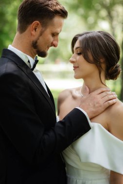 Gelin ve damadın parktaki ilk buluşması.