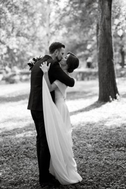 Gelin ve damadın parktaki ilk buluşması.