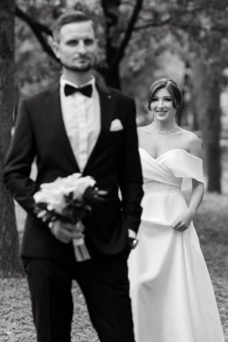 Gelin ve damadın parktaki ilk buluşması.