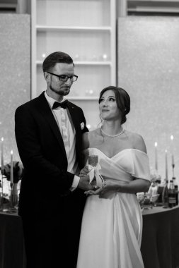 Annelerden yeni evlilere mumların yardımıyla düğün ateşinin nakli