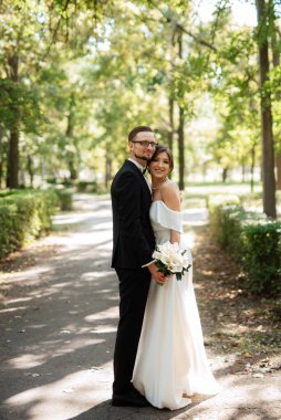 Gelin ve damadın parktaki ilk buluşması.