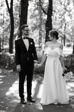 Gelin ve damadın parktaki ilk buluşması.