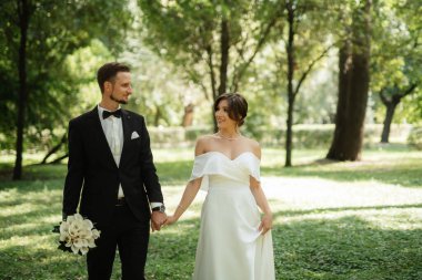 Gelin ve damadın parktaki ilk buluşması.