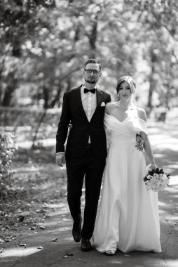 Gelin ve damadın parktaki ilk buluşması.