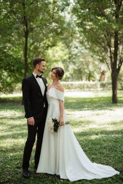 Gelin ve damadın parktaki ilk buluşması.