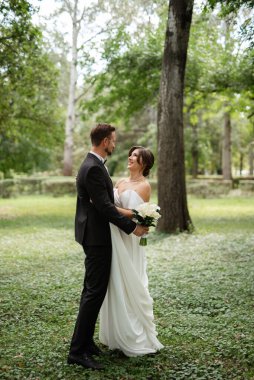 Gelin ve damadın parktaki ilk buluşması.