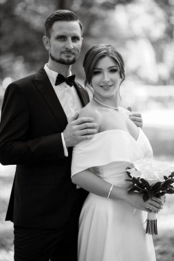 Gelin ve damadın parktaki ilk buluşması.