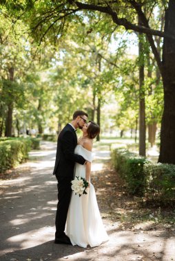 Gelin ve damadın parktaki ilk buluşması.