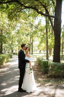 Gelin ve damadın parktaki ilk buluşması.