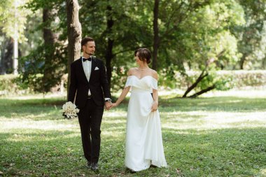 Gelin ve damadın parktaki ilk buluşması.