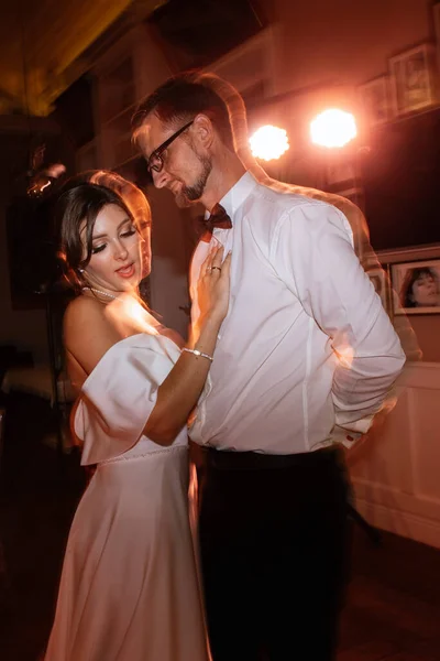 Der Erste Tanz Des Brautpaares Einem Restaurant Mit Starkem Rauch — Stockfoto