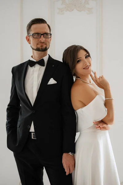Bräutigam Schwarzen Anzug Mit Fliege Und Die Braut Engen Weißen — Stockfoto