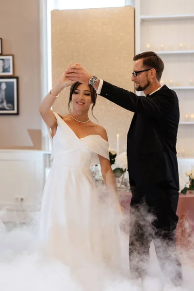 Första Dansen Bruden Och Brudgummen Inne Restaurang Med Tung Rök — Stockfoto