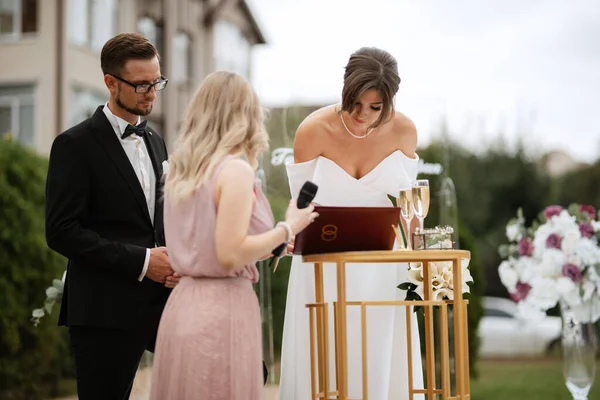 Wedding Ceremony Newlyweds Glade Restaurant —  Fotos de Stock