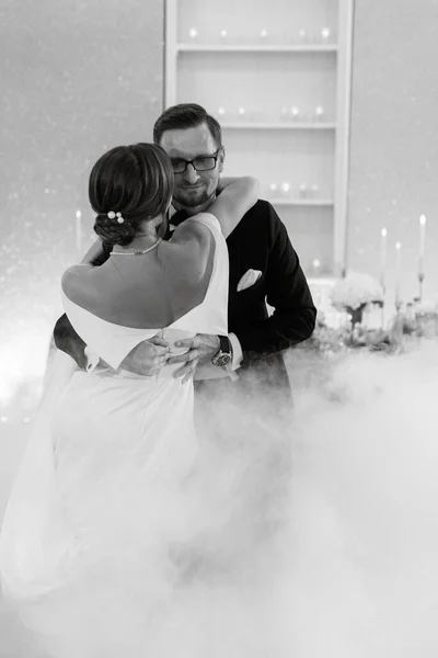 First Dance Bride Groom Restaurant Heavy Smoke —  Fotos de Stock